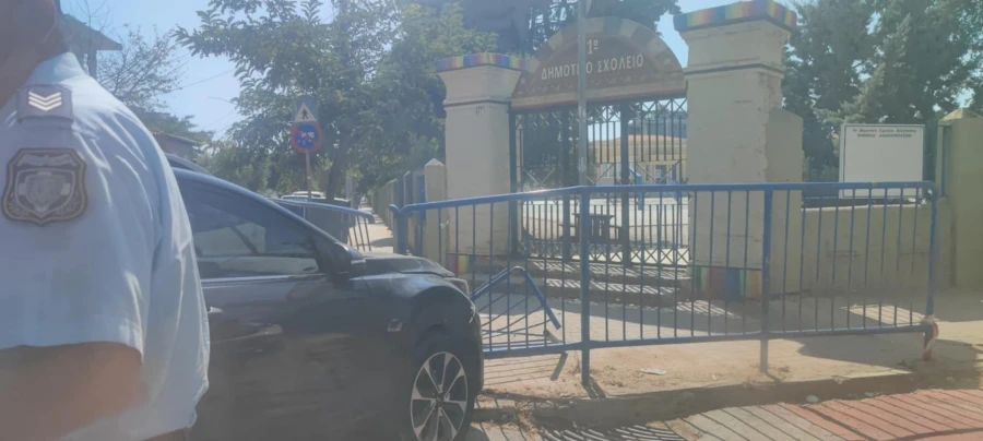 Αλεξανδρούπολη: Τούρκος οδηγός παραβίασε τη προτεραιότητα και έπεσε με το αυτοκίνητό του πάνω στην είσοδο δημοτικού