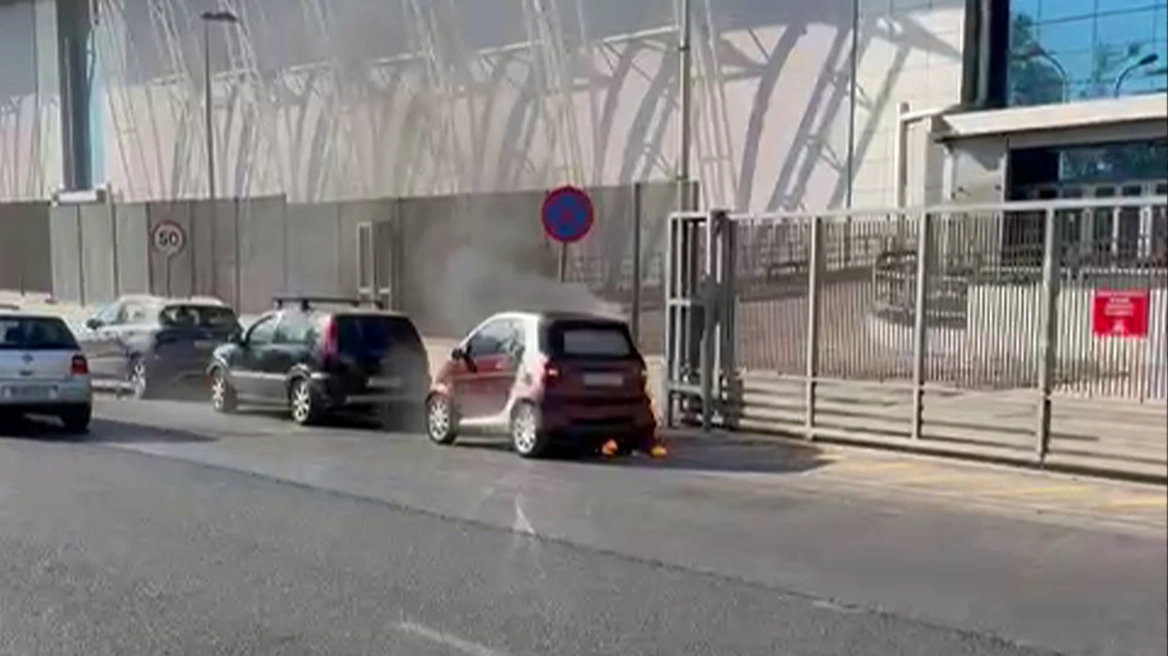 Φωτιά σε αυτοκίνητο έξω από εμπορικό κέντρο στο Μαρούσι