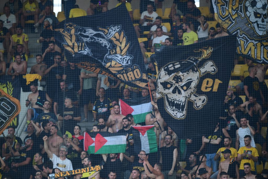 Προσήχθησαν οπαδοί της ΑΕΚ με σημαίες της Παλαιστίνης πριν το παιχνίδι με την ισραηλινή Χαποέλ Μπερ Σεβά