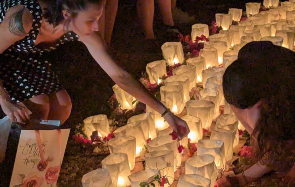 Μάτι – 7 χρόνια μετά: Συγγενείς τίμησαν τους νεκρούς με μπαλόνια και φαναράκια (βίντεο)