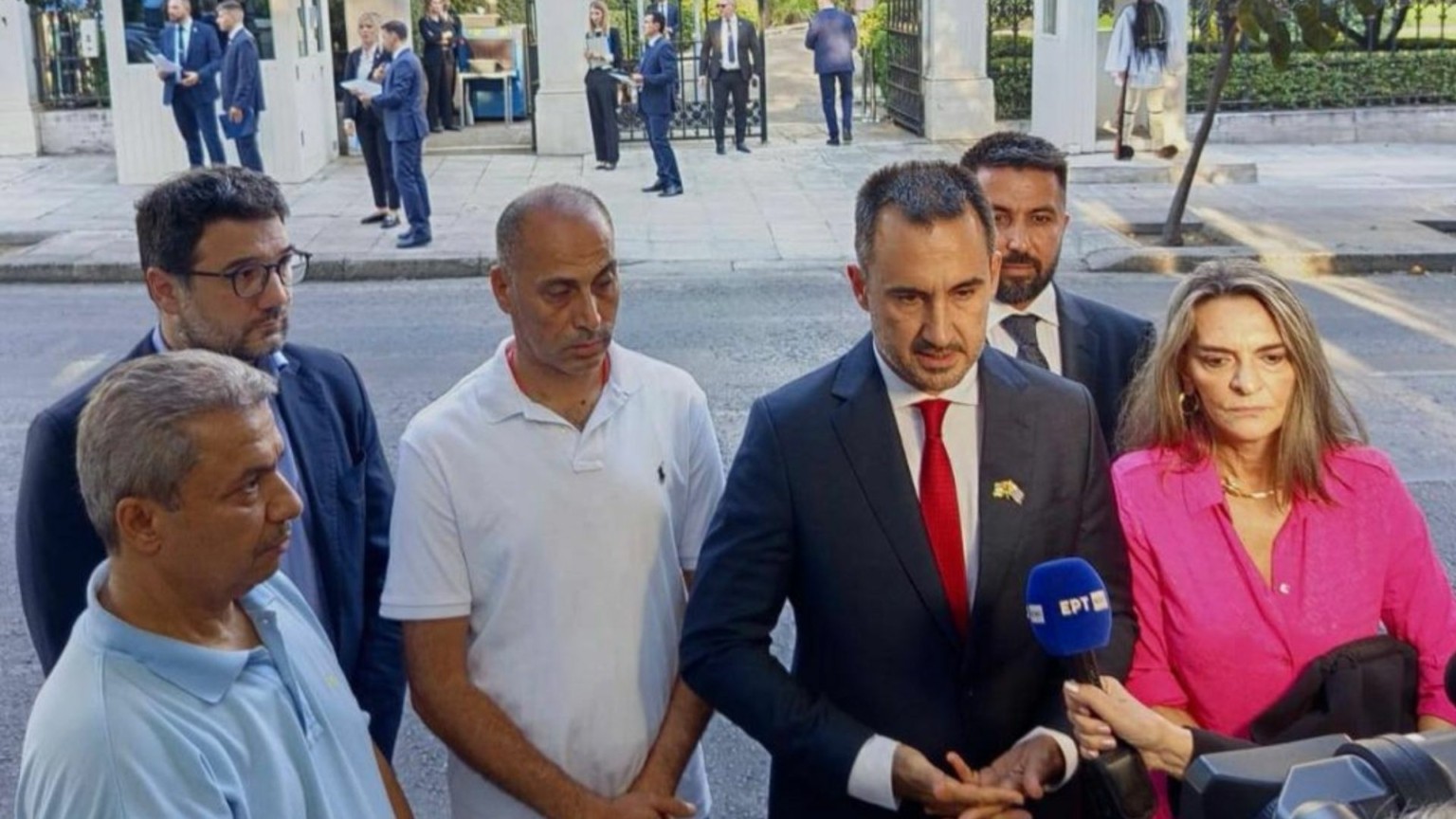 Αποχώρησε άρον άρον από το Προεδρικό Μέγαρο ο Αλέξης Χαρίτσης – Ο λόγος (βίντεο)