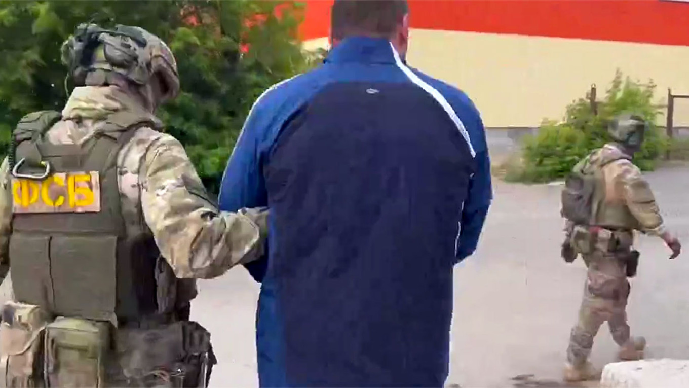 Εννέα συλλήψεις στην Ρωσία για κλήσεις σε δολοφονίες στρατιωτών και των οικογενειών τους!