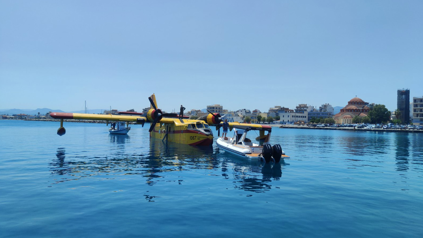 Στο Κιάτο ρυμουλκήθηκε το πυροσβεστικό αεροσκάφος μετά την αναγκαστική προσθαλάσσωση: Τι λένε οι πιλότοι