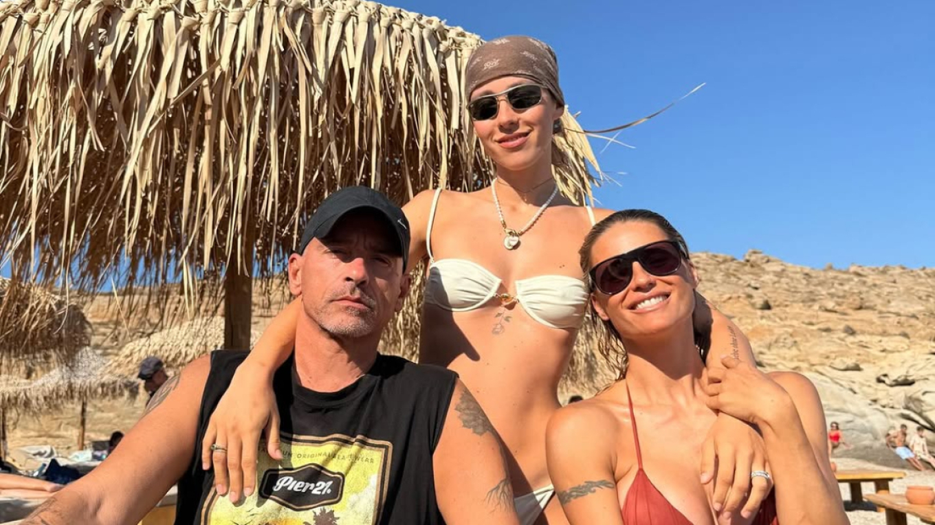 Στη Μύκονο ο Έρος Ραμαζότι: Απολαμβάνει τις διακοπές του με την κόρη του και την πρώην σύζυγό του (φωτο)