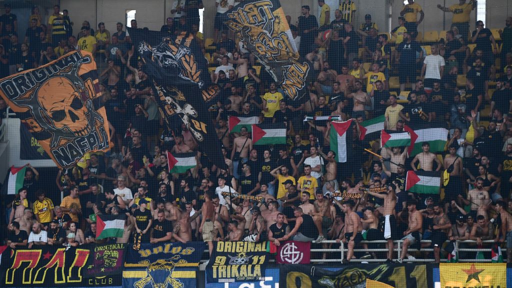 Νέα Φιλαδέλφεια: Σύγκρουση οπαδών της ΑΕΚ με διμοιρίες των ΜΑΤ – Στο νοσοκομείο με τραύματα τρεις αστυνομικοί