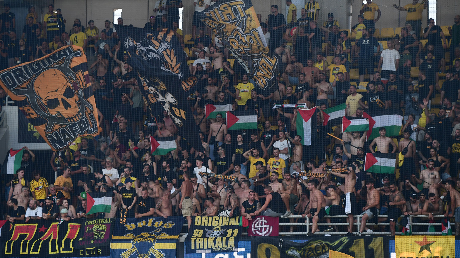 Νέα Φιλαδέλφεια: Σύγκρουση οπαδών της ΑΕΚ με διμοιρίες των ΜΑΤ – Στο νοσοκομείο με τραύματα τρεις αστυνομικοί