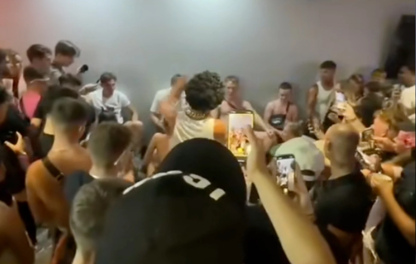 Σάλος στη Ζάκυνθο: Τουρίστριες επιδίδονται σε «διαγωνισμό» στοματικού έρωτα μέσα σε νυχτερινό κέντρο! (βίντεο)