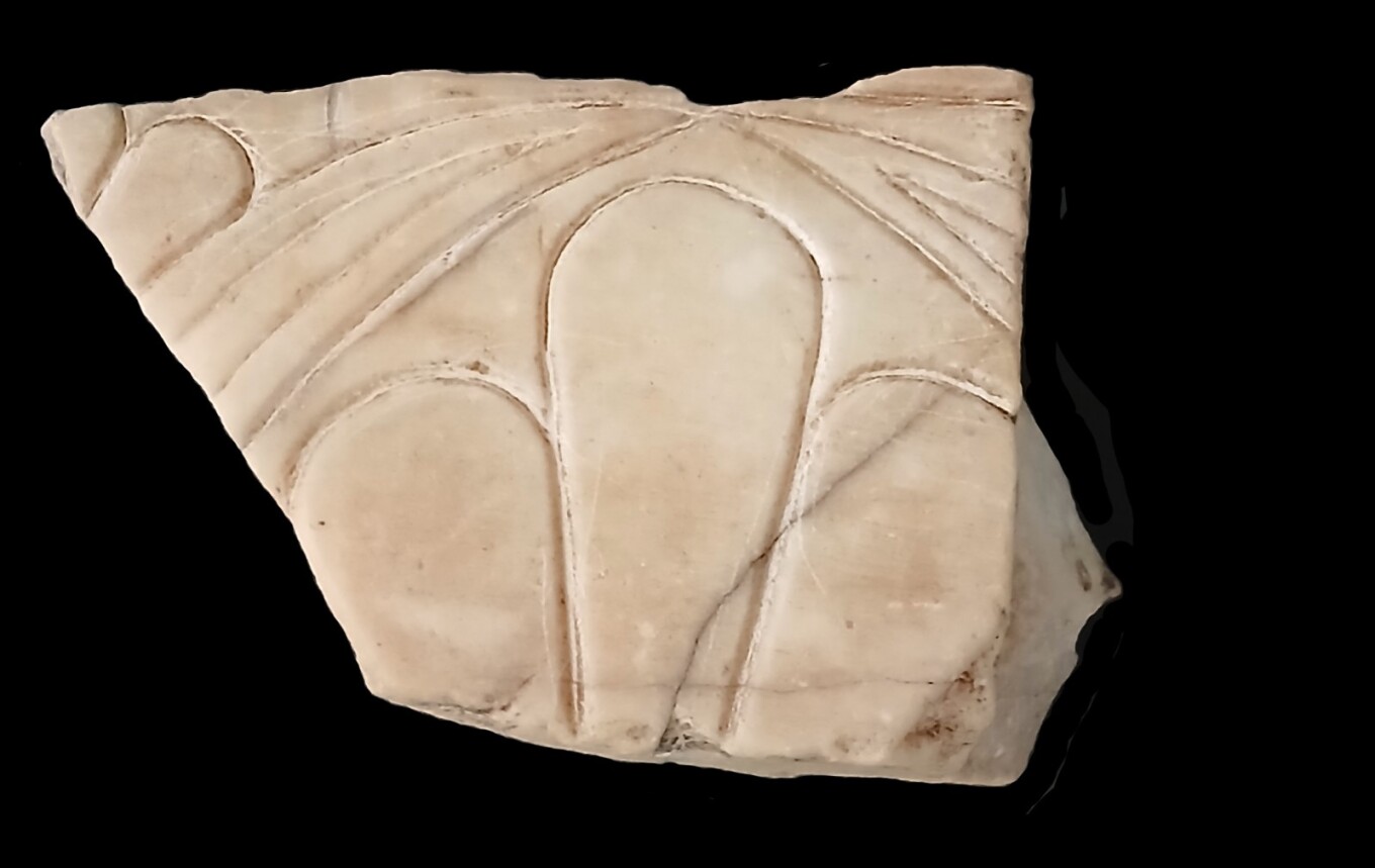 Χιλιανός επέστρεψε στην Ελλάδα μαρμάρινο θραύσμα που είχαν πάρει οι γονείς του το 1930 από την Ακρόπολη (φωτο)