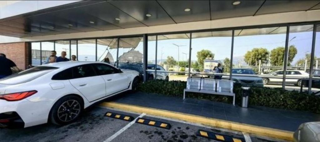 Τροχαίο ατύχημα στο Ρίο: Γυναίκα «κάρφωσε» το αυτοκίνητό της σε σούπερ μάρκετ