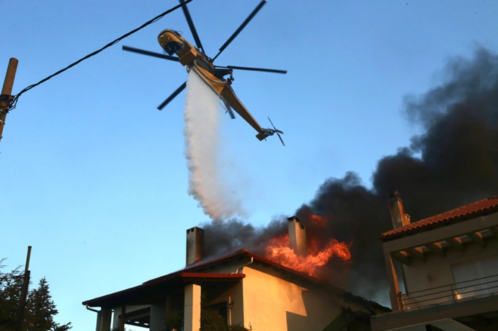 Βίντεο: Η στιγμή που ελικόπτερο κάνει ρίψη νερού πάνω από φλεγόμενο σπίτι στο Κρυονέρι