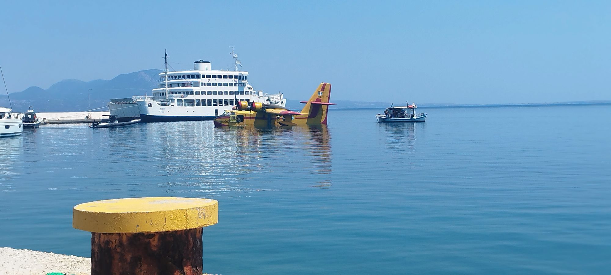 Στο λιμάνι του Κιάτου παραμένει το πυροσβεστικό αεροσκάφος μετά την αναγκαστική προσθαλάσσωση στον Κορινθιακό Κόλπο