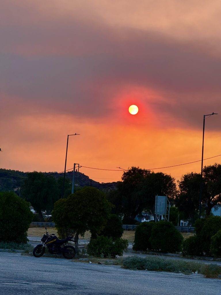Καπνοί έχουν σκεπάσει τα νότια προάστια κι έχουν κρύψει τον ήλιο! (φωτο)