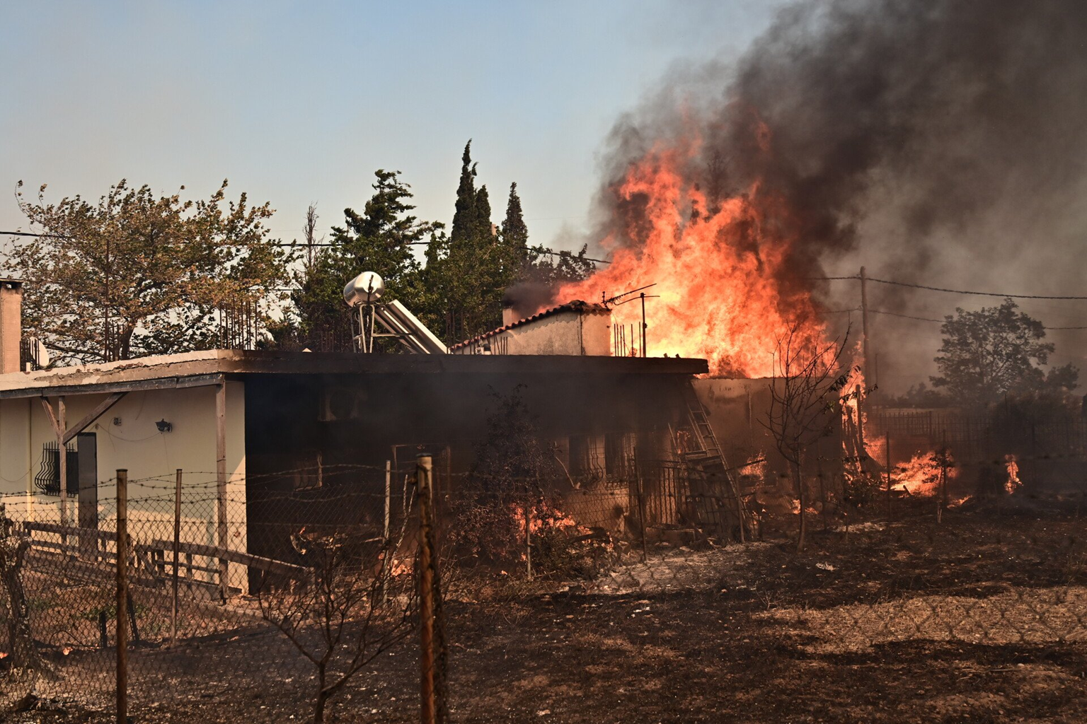 Πύρινη λαίλαπα «σαρώνει» Δροσοπηγή, Κρυονέρι, Μεσσηνία, Κρήτη, Εύβοια και Κύθηρα: Καίγονται σπίτια