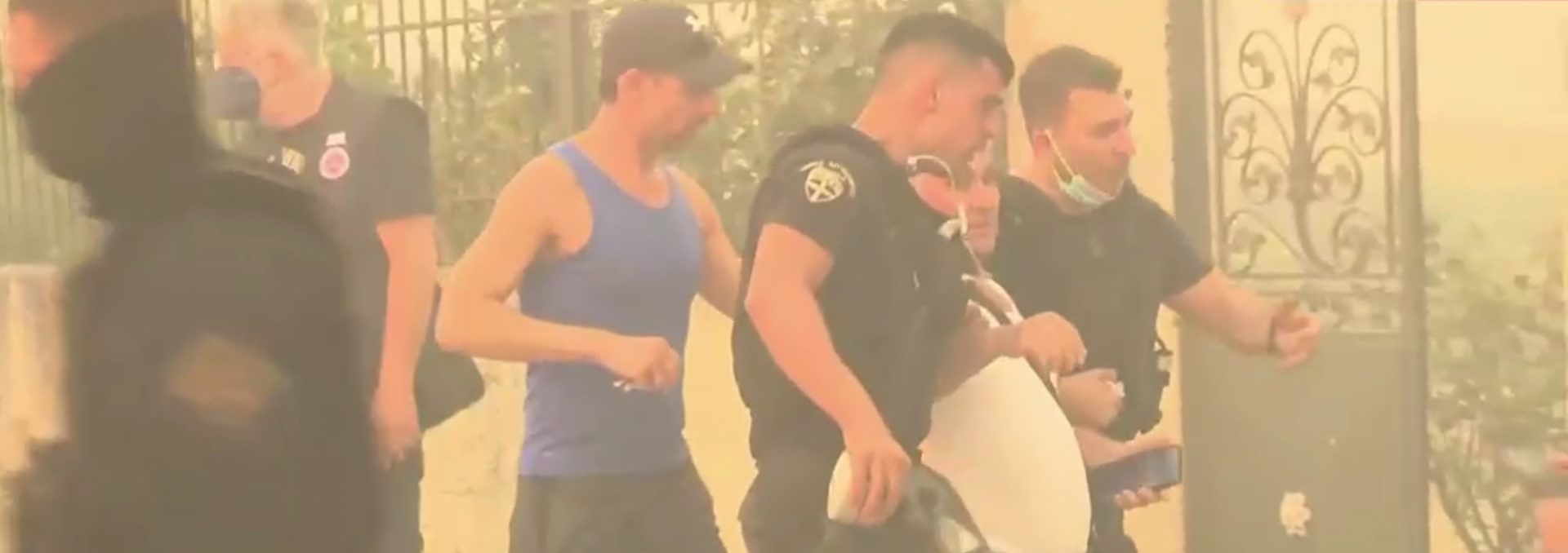 Φωτιά στο Κρυονέρι: Η στιγμή που κάτοικος αρνείται να εγκαταλείψει το σπίτι του (βίντεο)