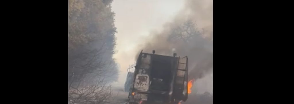 Φωτιά στην Εύβοια: Η στιγμή που δυο πυροσβεστικά οχήματα «παραδίδονται» στις φλόγες (βίντεο)