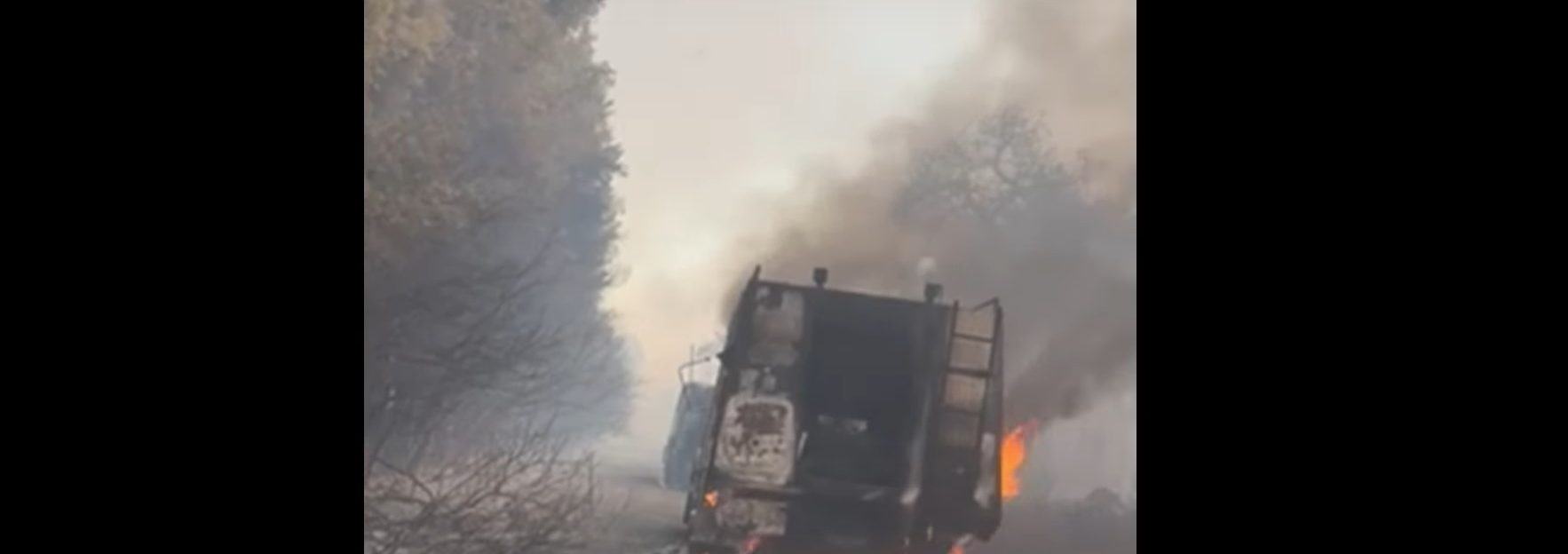 Φωτιά στην Εύβοια: Η στιγμή που δυο πυροσβεστικά οχήματα «παραδίδονται» στις φλόγες (βίντεο)