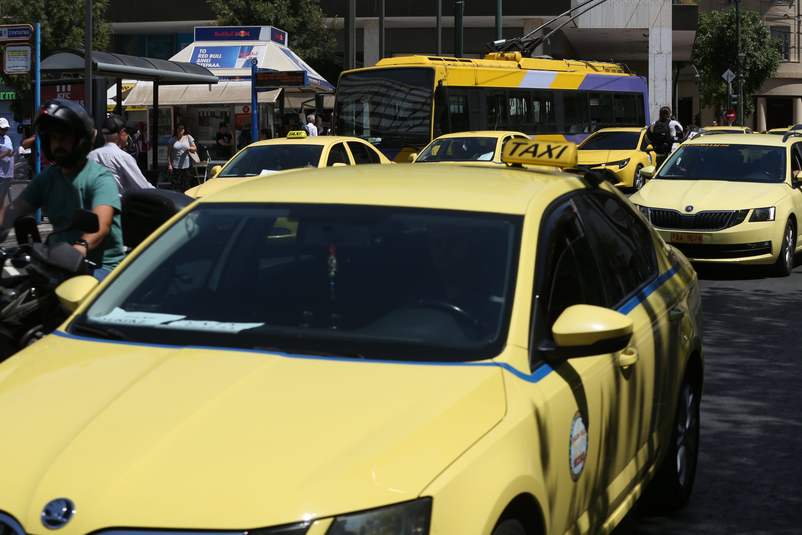 Συνελήφθη 20χρονος οδηγός ταξί που χρέωσε 310 ευρώ για απόσταση «Ελ. Βενιζέλος» – Σύνταγμα