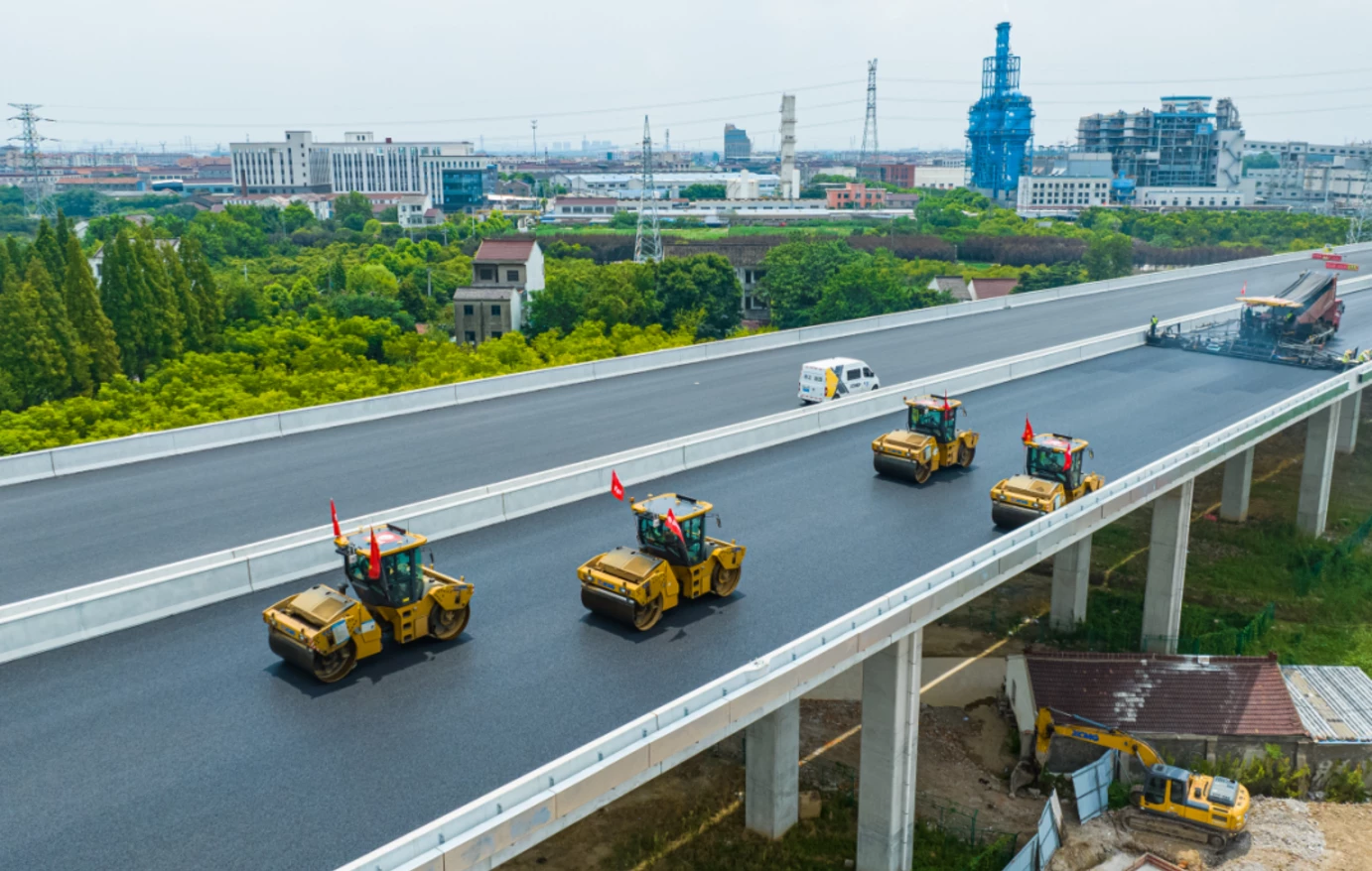 Βίντεο: Μη επανδρωμένα μηχανήματα ασφαλτοστρώνουν γέφυρα στην πόλη Γουχάν της Κίνας