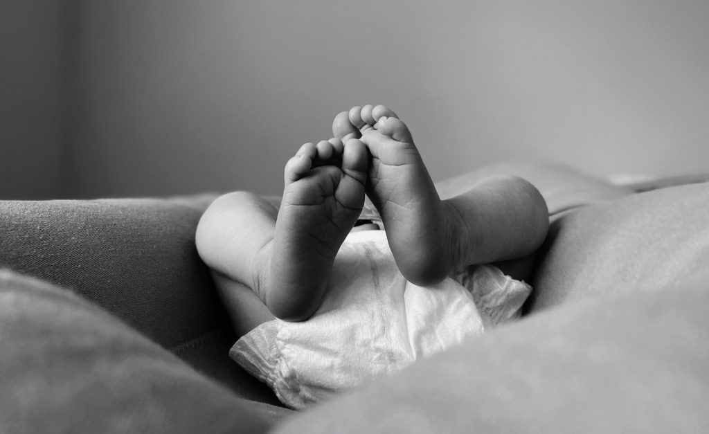 Ηράκλειο: «Προσπαθούσαν 45 λεπτά να επαναφέρουν το παιδάκι μας» λέει ο παππούς του βρέφους που πνίγηκε από σουβλάκι