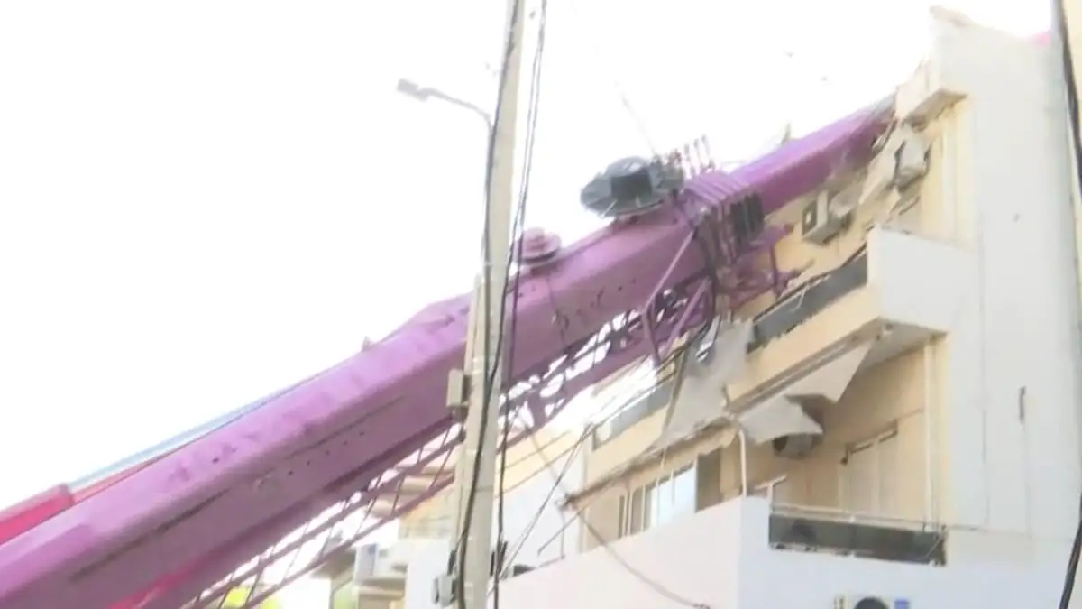 Γερανοφόρο έπεσε σε σπίτι στο Περιστέρι μετά την υποχώρηση του οδοστρώματος – Δείτε βίντεο