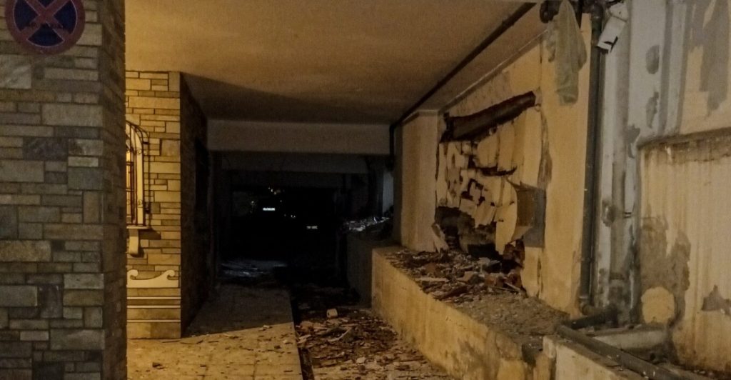 Ισχυρή έκρηξη σε πολυκατοικία στη Θεσσαλονίκη: Η ΕΛΑΣ «βλέπει» τρομοκρατικό χτύπημα (βίντεο, φωτό)