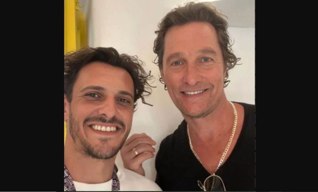 Στην Αντίπαρο ο χολιγουντιανός ηθοποιός Μάθιου ΜακΚόναχι – Φωτογραφήθηκε με τον Σταύρο Σβήγκο