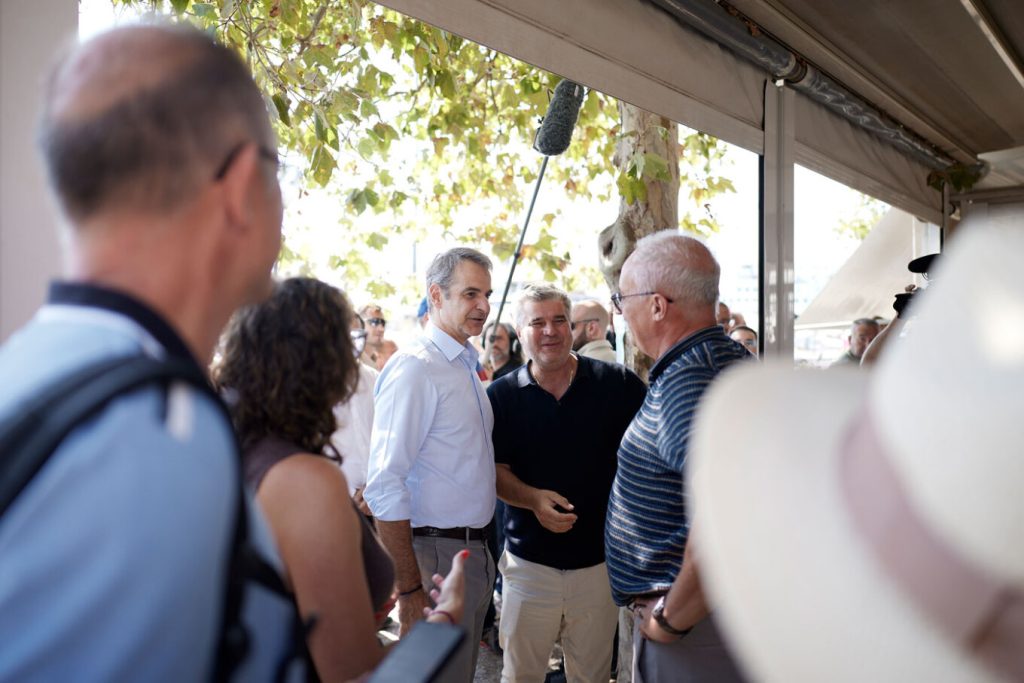 Ο Κυριάκος Μητσοτάκης στη Σκιάθο: Συναντήθηκε με πολίτες και τοπικούς φορείς – Δείτε φωτογραφίες