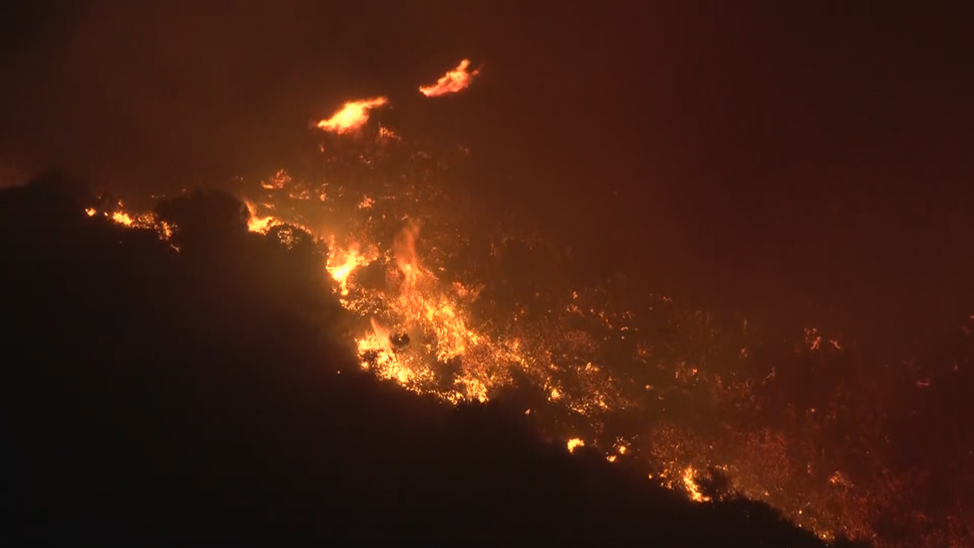 Χανιά: Ολονύχτια μάχη για να περιοριστεί το πύρινο μέτωπο – Στις φλόγες «τυλίχθηκαν» σπίτια και εκκλησία (βίντεο)