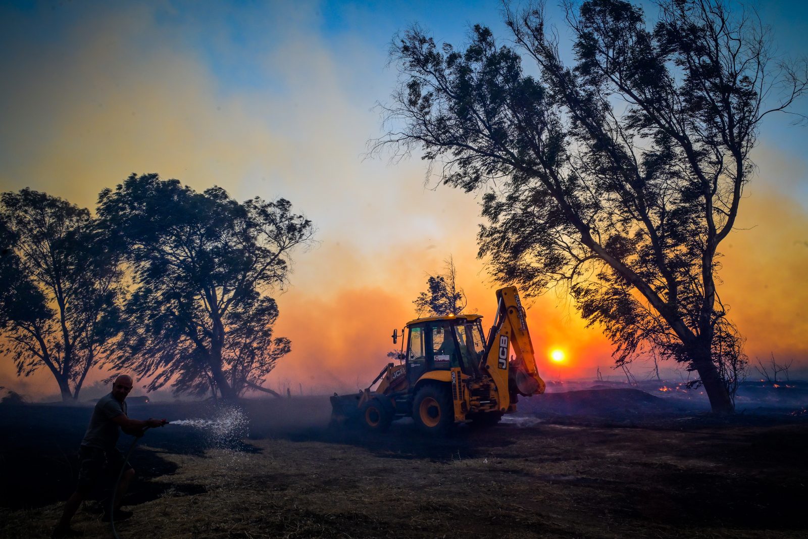 Αναζωπύρωση της φωτιάς στην Εύβοια – Εκκενώνεται το χωριό Πισσώνας (βίντεο)