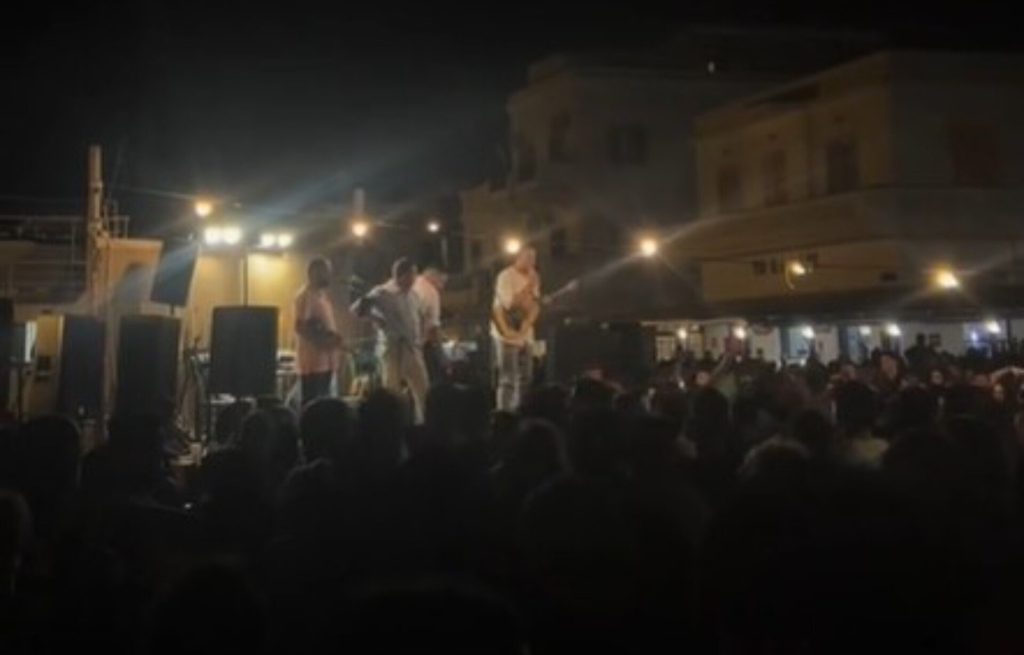 Πανηγύρι Αμοργού: Στο «λευτεριά στην Παλαιστίνη» ο τραγουδιστής είπε «λευτεριά σε Ελλάδα-Κύπρο» και έγινε σύρραξη