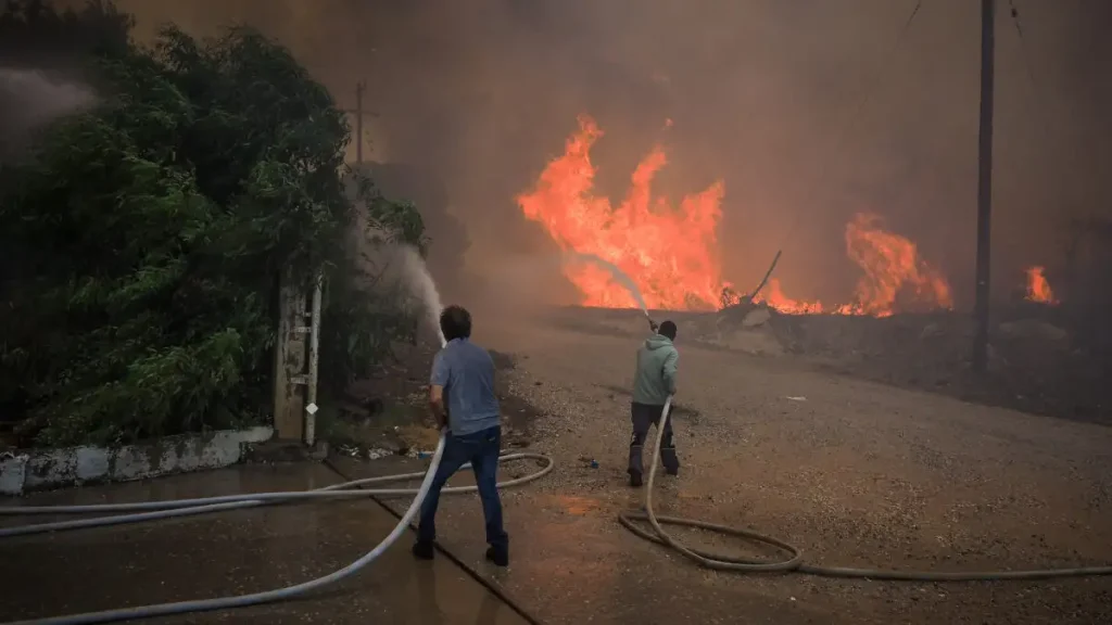 Καίγονται Κύθηρα, Κρυονέρι, Μεσσηνία, Εύβοια και Κρήτη – Στην μάχη τα εναέρια μέσα – Κάηκαν πυροσβεστικά οχήματα