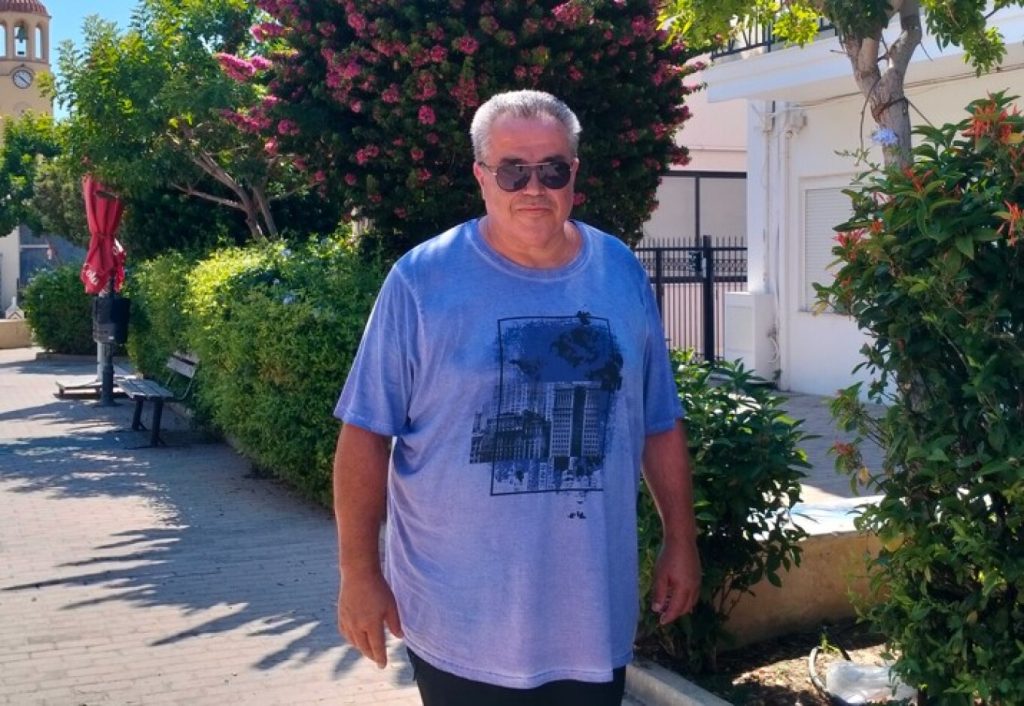 Ο δημότης στο Ηράκλειο που καθαρίζει καθημερινά τη γειτονιά του – Τι απαντά όταν τον ρωτούν «γιατί»