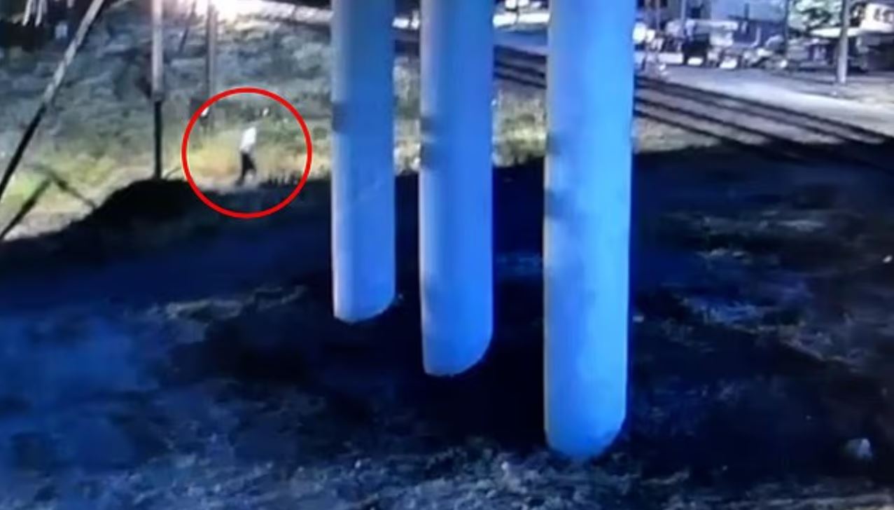 Βίντεο: Πεζός σώζει άνδρα από τις ράγες δευτερόλεπτα πριν περάσει το τρένο