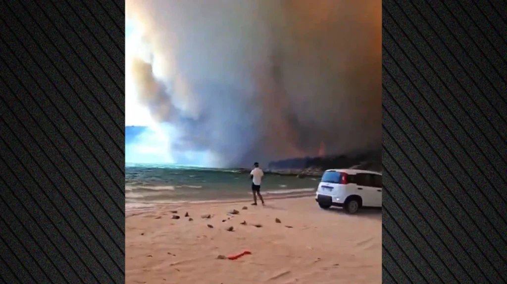 Σαρδηνία: Η στιγμή που μεγάλη φωτιά «περικυκλώνει» λουόμενους σε παραλία (βίντεο)