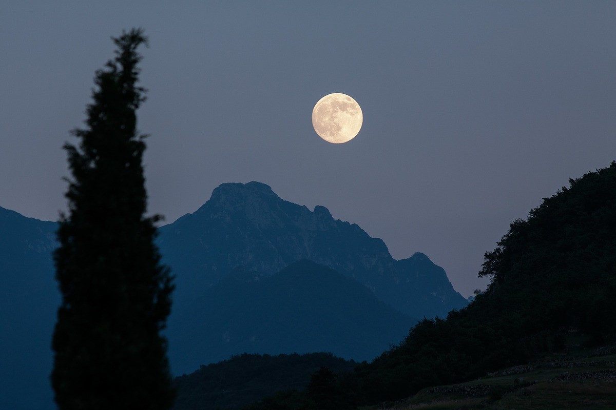 Ο λόγος που το φεγγάρι δεν «βγαίνει» την ίδια ώρα κάθε βράδυ