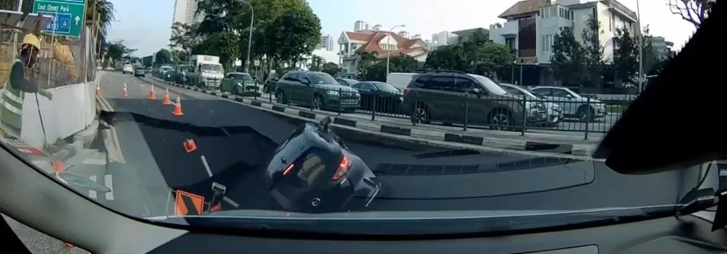 Σιγκαπούρη: Η τρομακτική στιγμή που καταβόθρα «καταπίνει» αυτοκίνητο με γυναίκα – Δείτε βίντεο