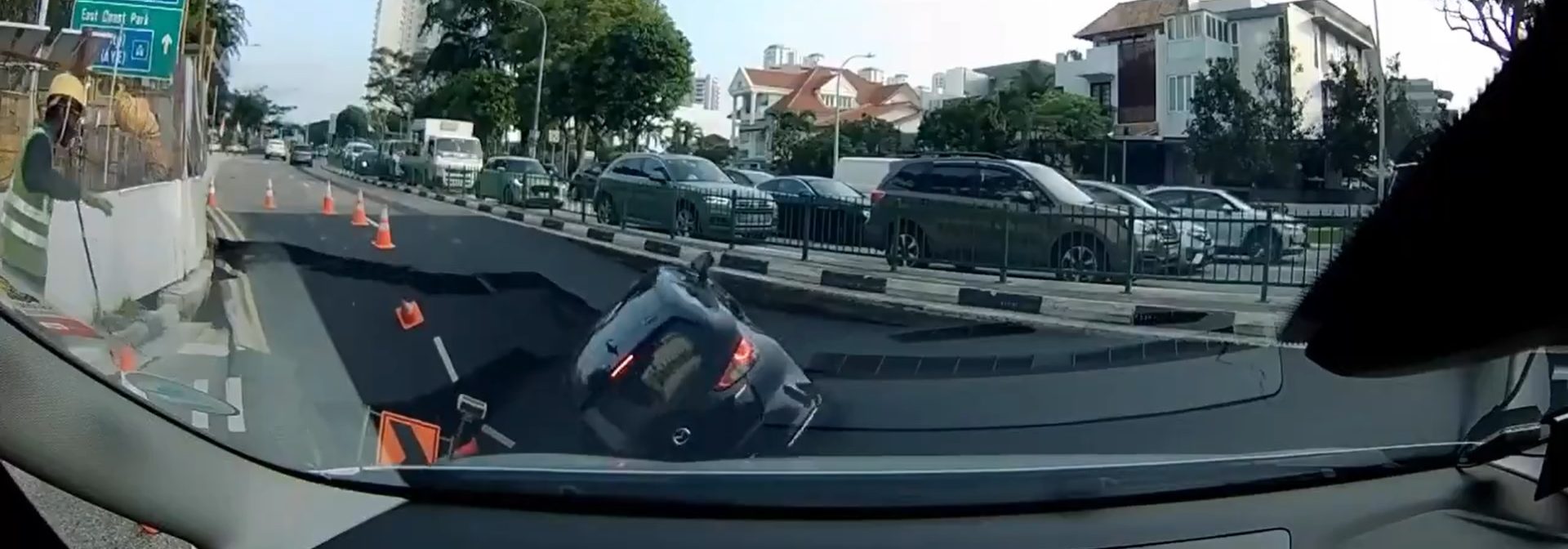 Σιγκαπούρη: Η τρομακτική στιγμή που καταβόθρα «καταπίνει» αυτοκίνητο με γυναίκα – Δείτε βίντεο