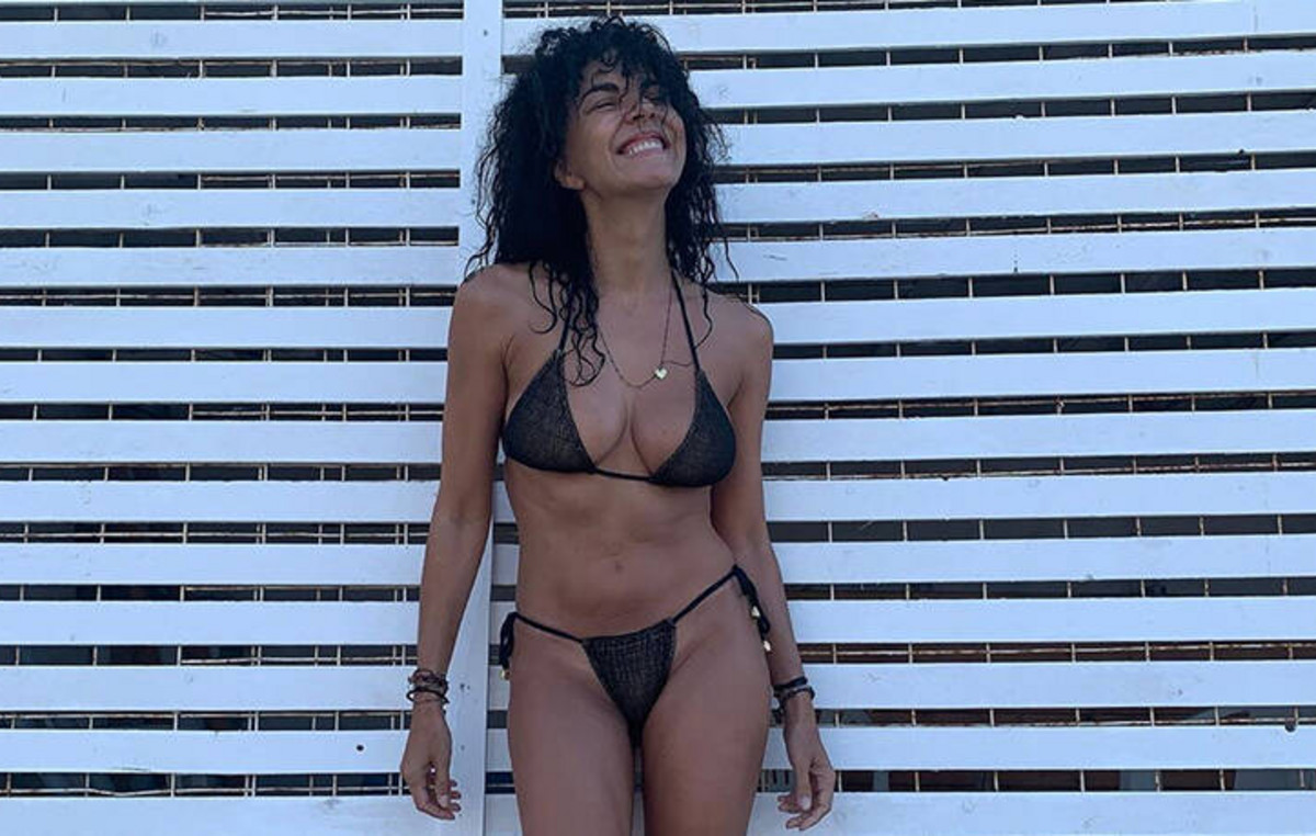 Μ.Σολωμού: Ποζάρει με μαύρο μπικίνι στην παραλία και «μαγνητίζει» τα βλέμματα με τις αναλογίες της (φώτο)