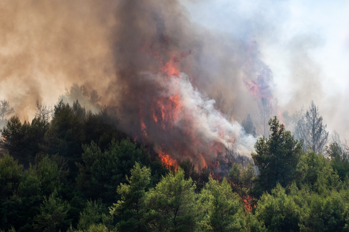 Φωτιά στα Καμένα Βούρλα –  Επιχειρούν και εναέρια μέσα