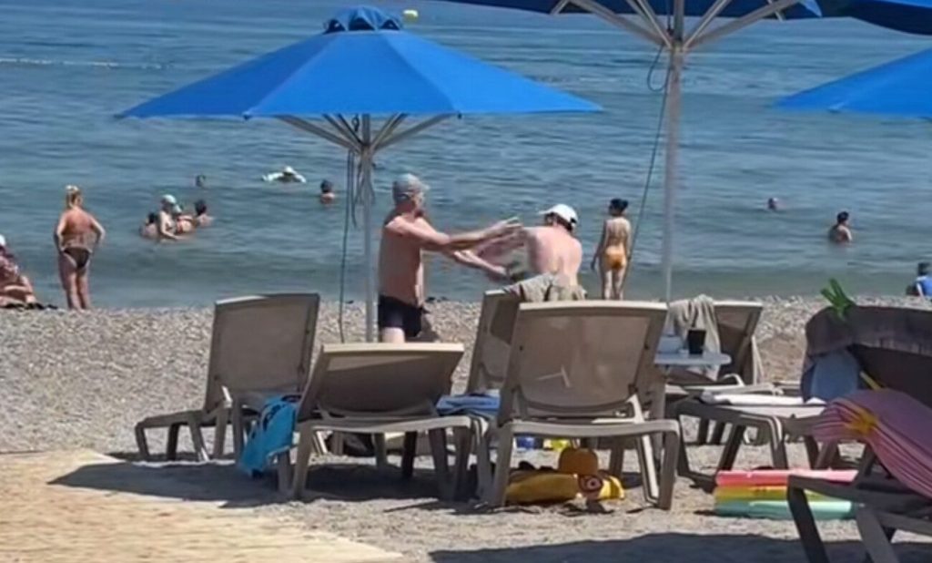 Χαμός σε παραλία της Ρόδου – Τουρίστες πιάστηκαν στα χέρια για μια ξαπλώστρα (βίντεο)