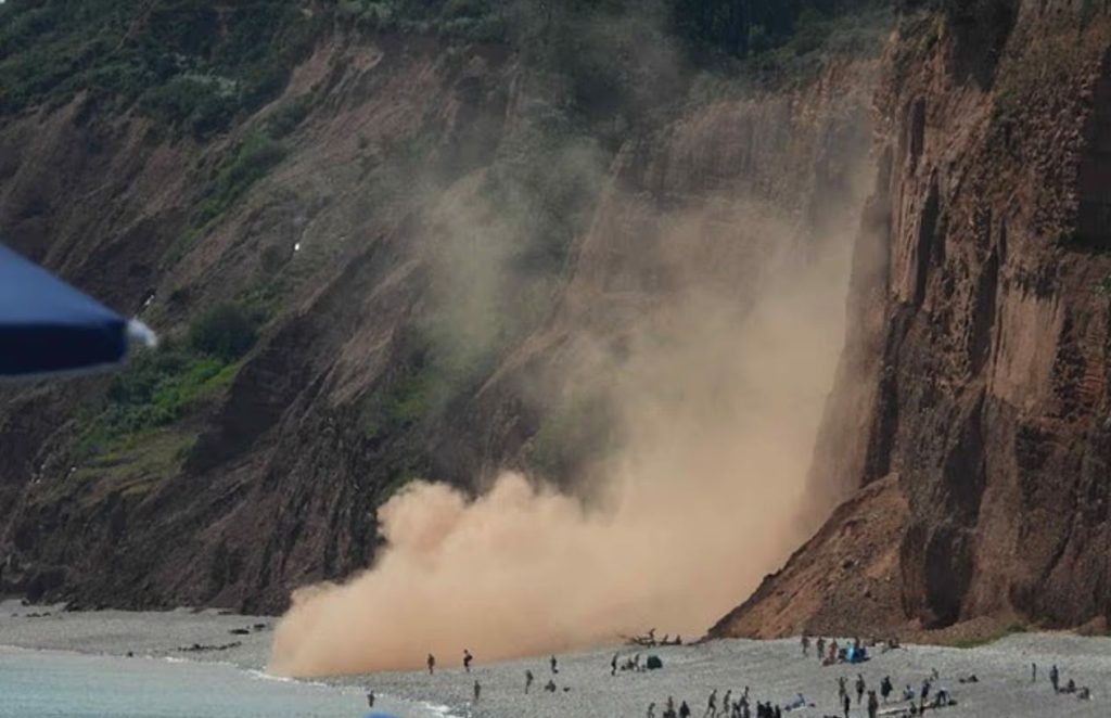 Τεράστια κατολίσθηση σε παραλία της Βρετανίας: Τόνοι από πέτρες έπεσαν δίπλα σε λουόμενους (βίντεο)