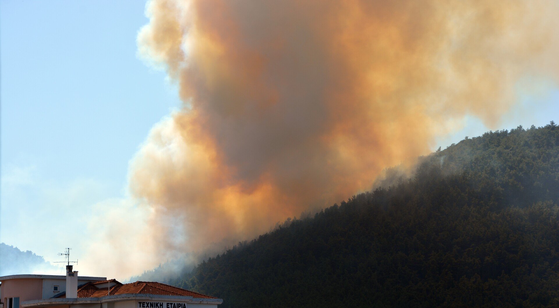 Φωτιά λίγο έξω από την Τρίπολη – Μήνυμα 112 για εκκένωση σε Άκρα και Άγιο Σώστη Τεγέας (φωτο)