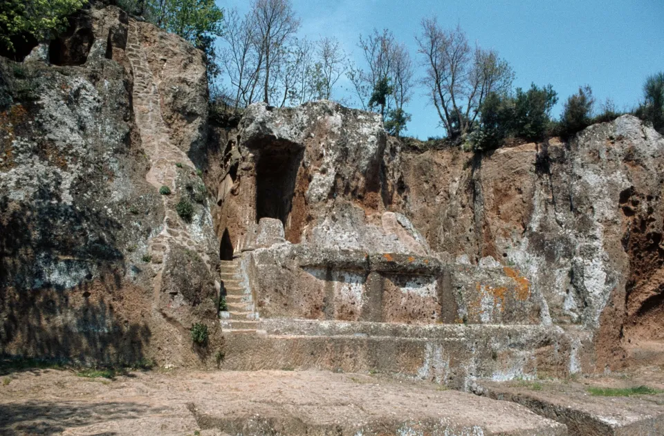 Ιταλία: Aνακαλύφθηκαν άθικτα λείψανα τεσσάρων ανθρώπων σε τάφο 2.600 ετών