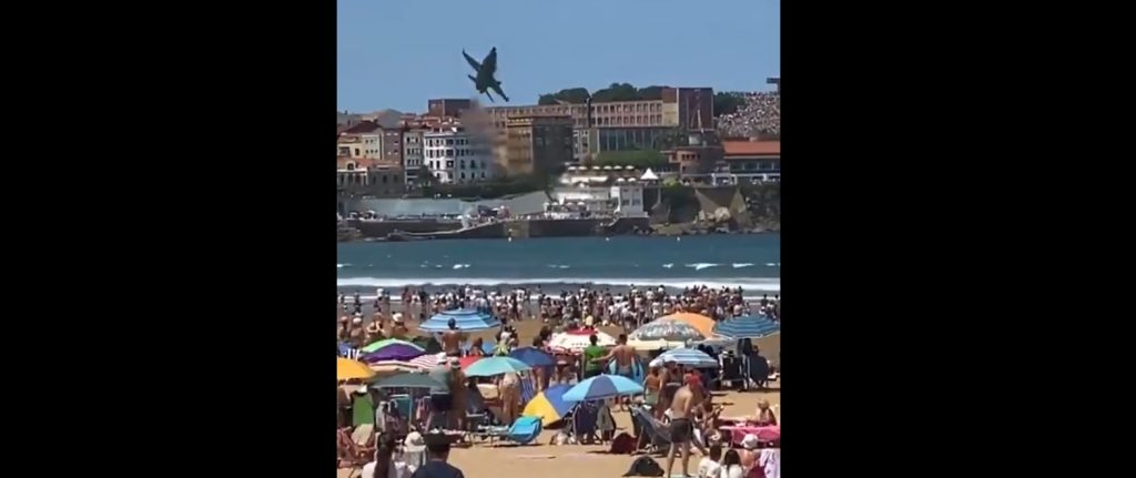 Βίντεο: Ισπανός πιλότος μαχητικού F/A-18 Hornet πετάει πάνω από παραλία σε αεροπορική επίδειξη στη Χιχόν