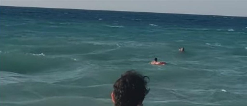 Βίντεο: Η στιγμή που σερβιτόρος βουτάει στη θάλασσα για να σώσει λουόμενο που παρασύρθηκε από το ρεύμα