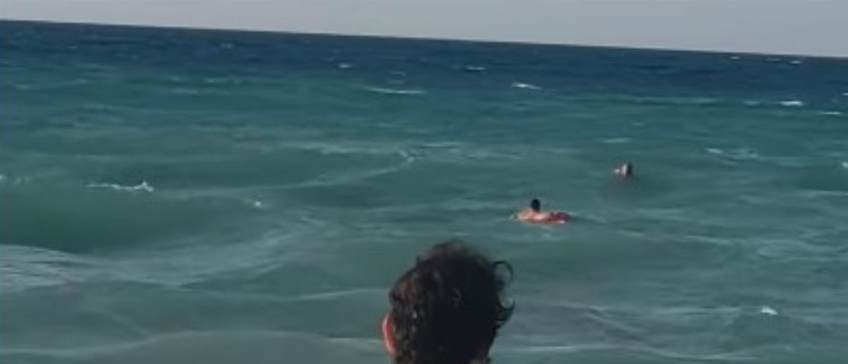 Βίντεο: Η στιγμή που σερβιτόρος βουτάει στη θάλασσα για να σώσει λουόμενο που παρασύρθηκε από το ρεύμα