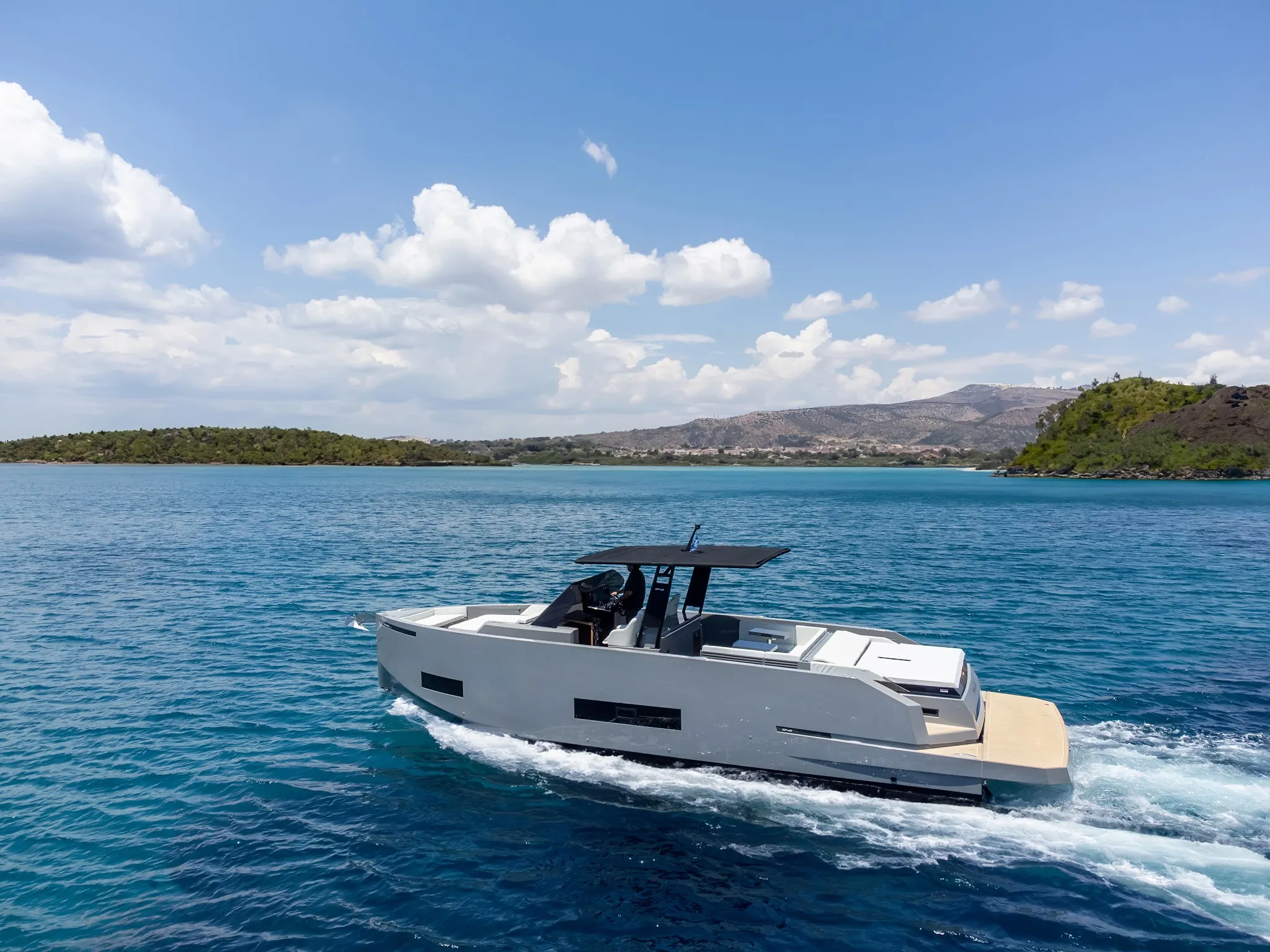 Αίγινα: Σκάφος αναψυχής με δύο Ιταλούς τουρίστες «κόλλησε» σε αμμώδες σημείο – Χρειάστηκε ρυμούλκηση