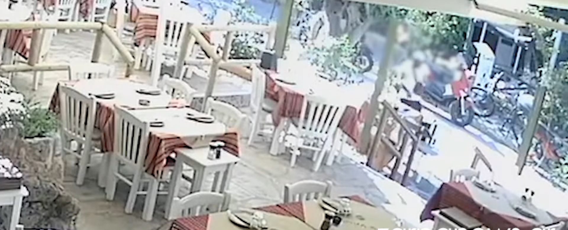 Χανιά: Καρέ-καρέ η στιγμή που θρασύτατοι ληστές αρπάζουν τσάντα από καρέκλα καταστήματος και εξαφανίζονται (βίντεο)