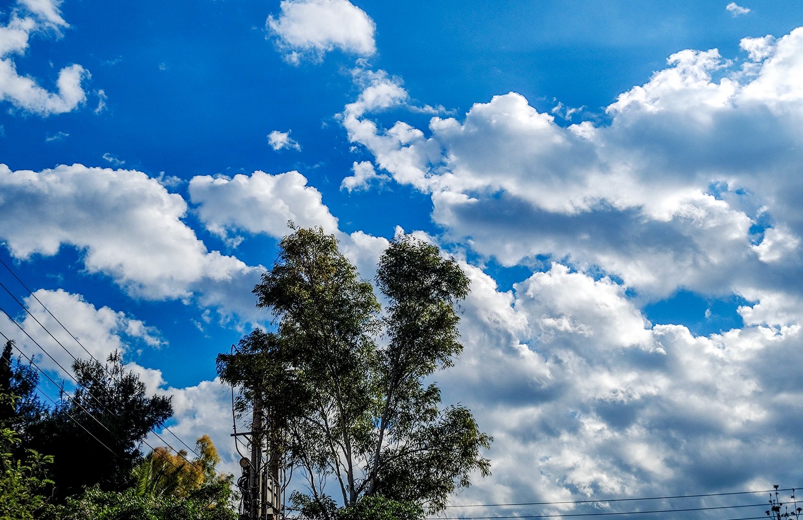 «Δροσίζει» ο καιρός: Υποχωρούν οι ακραίες θερμοκρασίες – Πού θα σημειωθούν βροχές