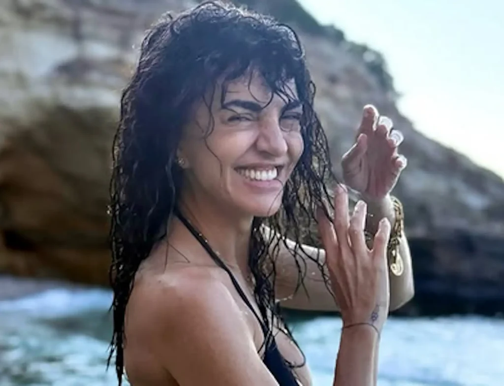 Η Μαρία Σολωμού ποζάρει με μαύρο μπικίνι και λέει ότι η ωραιότερη βουτιά της ημέρας είναι η απογευματινή (φωτο)